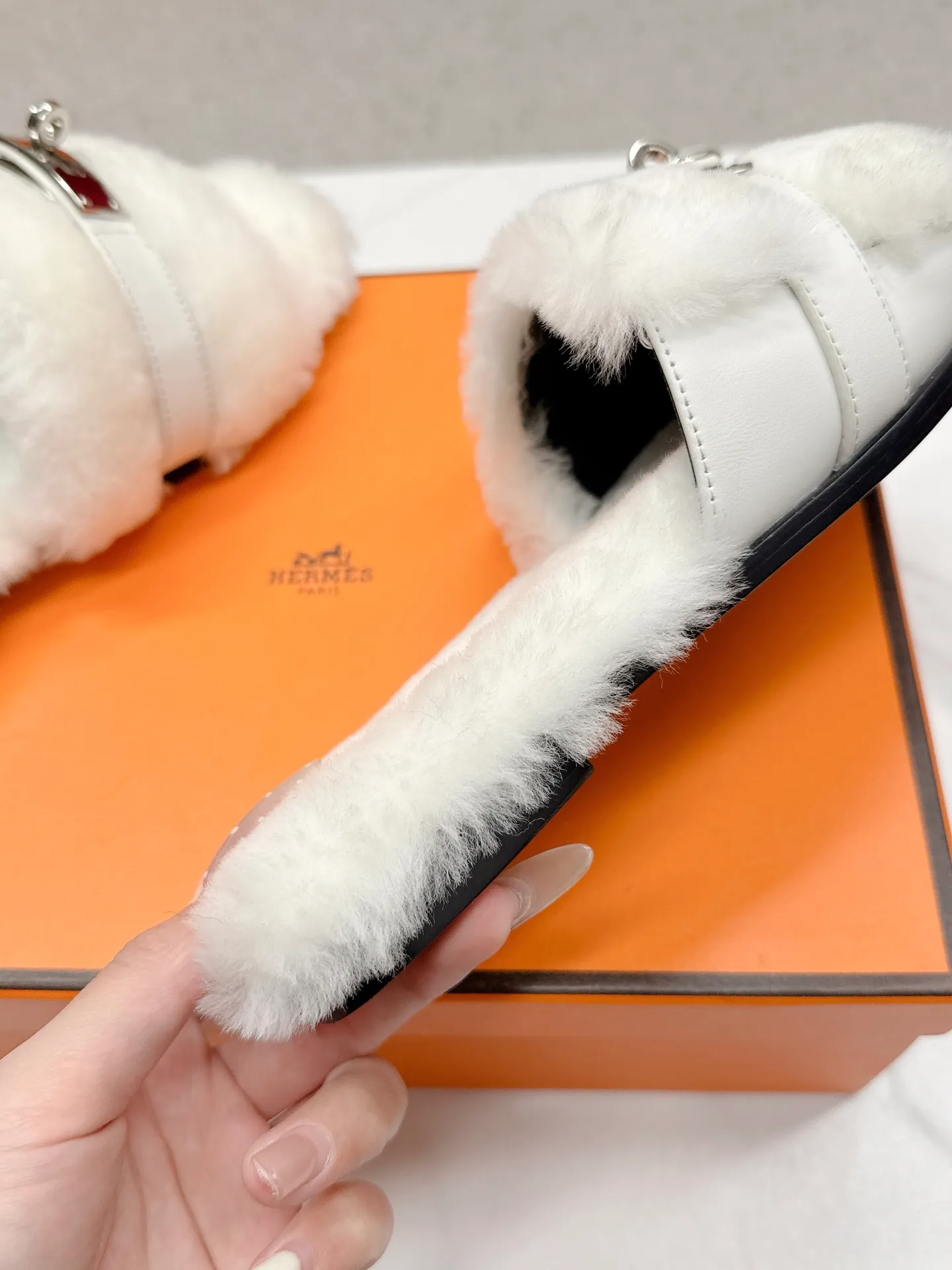 👟👟Ex-factory price 480👟👟 Hermes 🐎25/ Latest Autumn and Winter fur one-piece fur slippers KeIIy locks are embellished on the uppers with palladium plating to reflect low-key light. This year’s fabrics are made of lamb wool, which is fluffy and cute. It feels like stepping on clouds. Wear it barefoot or with socks, it is very fashionable 🎁 Paired with suit pants, it is an invisible shirt in the workplace. Echoing the knitted skirt, it has become a standard accessory for lazy afternoons. Pair it with jeans for a more casual style. ✔️Fabric: wool ✔️Inner lining: imported lamb wool ✔️Sole: original leather sole ✔️Size: #35-42 (customized at 40.41.42)